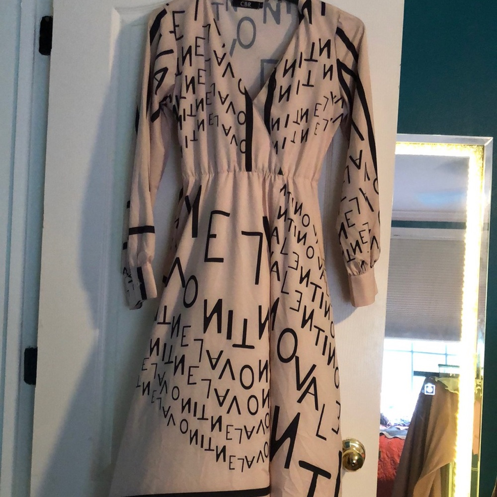 Chic Women's Dress with Graphic Print